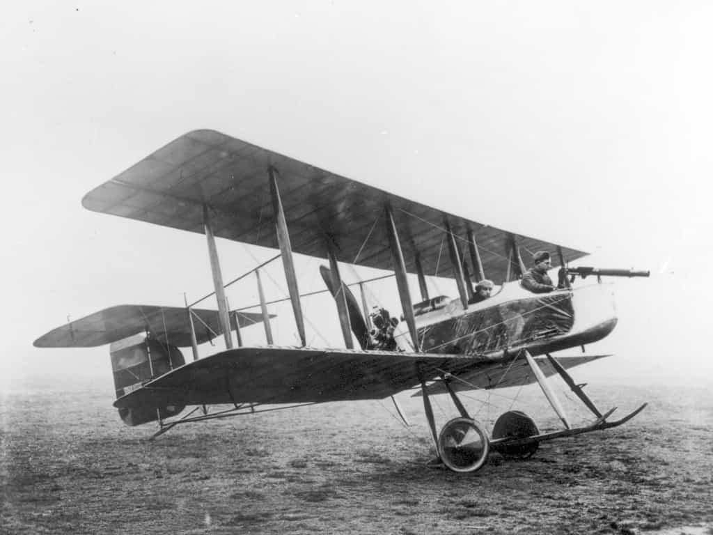 Вооруженный пулеметом Льюис М.1914 первый заказанный Королевским летным корпусом Великобритании самолет Виккерс F.B.5 «Ганбас» №1616 сфотографирован в Фарнборо 24 декабря 1914 г. На пилотском месте в задней кабине Фрэнк Гоудден. 13 января 1915 г. самолет показали командованию RFC и он получил собственное имя “Dominica”. 12 апреля 1915 г. он прибыл в 1-й Авиапарк RFC во Франции и 14 апреля передан в 5-ю эскадрилью, которая в то время проводила войсковые испытания многих новых аэропланов. Экипажи эскадрильи на нем в воздушных боях 10 и 29 мая, а также 9 июня сбили несколько самолетов противника. В последнем бою самолет был поврежден и направлен на ремонт в 1-й Авиапарк. Машина вернулась в 5-ю АЭ 6 сентября 1915 г., но пролетала всего 2 дня, 10-го вновь попала на ремонт и 10 сентября 1915 г. списана